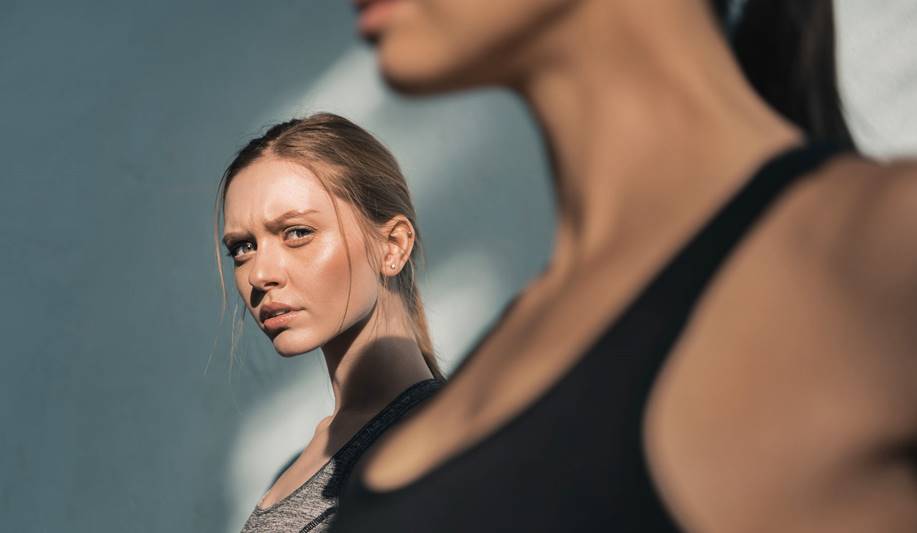 How To Identify & Deal With Jealous Friends? 7 Tips