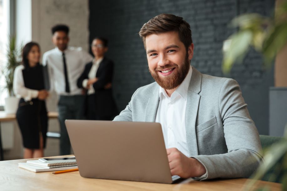 5 Effective Strategies to Become a Smart Employee and Excel in Your Career